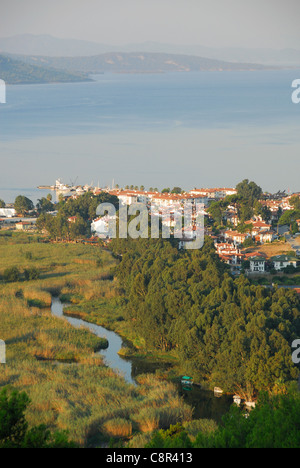 AKYAKA, TÜRKEI. Ein Blick auf die Stadt, den Fluss Azmak und Golf von Gökova. 2011. Stockfoto