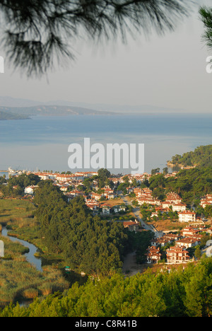 AKYAKA, TÜRKEI. Ein Blick auf die Stadt, den Fluss Azmak und Golf von Gökova. 2011. Stockfoto