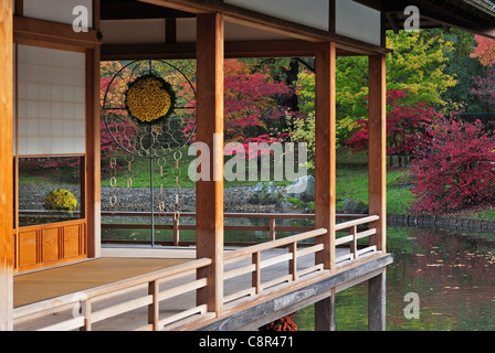 Traditional pavilion / tea house in Japanese garden with tree foliage in red autumn colours in the city Hasselt, Belgium Stockfoto