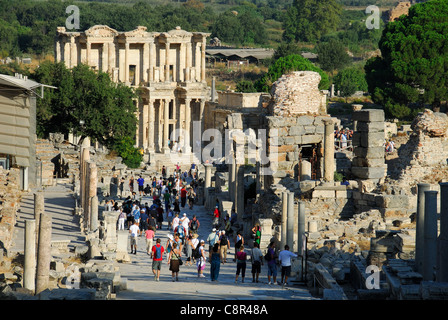 EPHESUS (EFES), TÜRKEI. Ein Blick hinunter Curetes Weise zu der Celsusbibliothek. 2011. Stockfoto