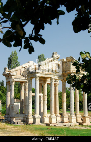 AFRODISIAS, TÜRKEI. Ein Blick auf das Tetrapylon (monumentalen Tor) in der antiken römischen Stadt. 2011. Stockfoto