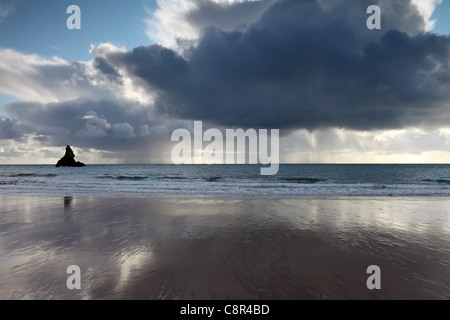 Sturm Wolken vorbei hinter Kirche Rock Broad Haven Beach Pembroke Pembrokeshire Nationalpark Wales Cymru UK GB Stockfoto