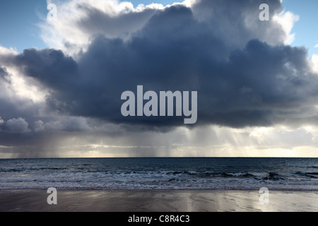 Gewitterwolken und schweren Bands von Regen über dem Meer Vereinigtes Königreich UK Stockfoto