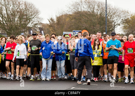PORTSMOUTH, UK, 30.10.2011. Läufer sind auf der Startlinie der der Bupa Great South Run zuging. In diesem Jahr ca. 24.000 Menschen werden den 10-Meilen-Kurs beginnen. Stockfoto