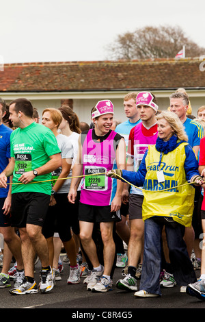 PORTSMOUTH, UK, 30.10.2011. Läufer sind auf der Startlinie der der Bupa Great South Run zuging. In diesem Jahr ca. 24.000 Menschen werden den 10-Meilen-Kurs beginnen. Stockfoto