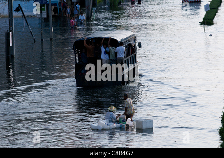 Bangkok Einwohner fliehen Überflutung auf Phahon Yothin Road, Bangkok, Thailand auf Montag, 31. Oktober 2011. Thailand erlebt den schlimmsten Überschwemmungen seit mehr als 50 Jahren. Stockfoto