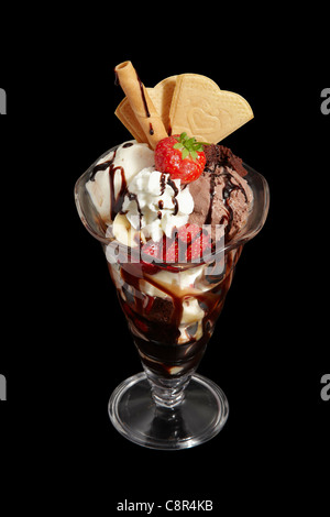 Eis Dessert auf schwarzem Hintergrund Stockfoto