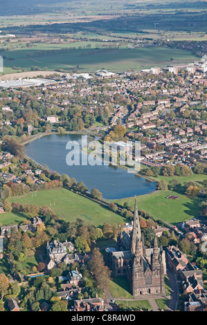 Luftaufnahme der Kathedrale von Lichfield und Stadt mit Stowe Pool sichtbar Stockfoto