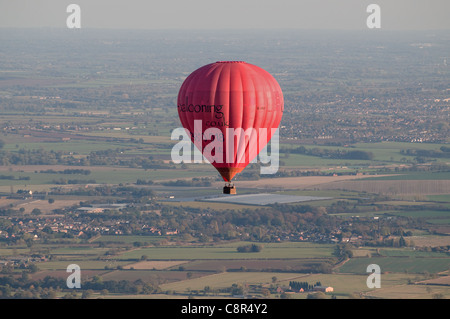 Luftaufnahme des roten Heißluftballon überfliegen Staffordshire Landschaft nördlich von Lichfield England Stockfoto