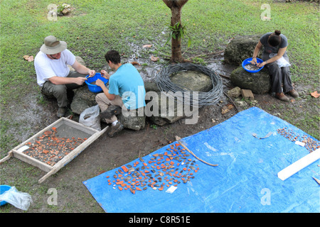 Waschen Sie Maya-Keramik ausgegraben Cahal Pech Maya-Ruinen, in der Nähe von San Ignacio, Cayo, West Belize, Mittelamerika Stockfoto