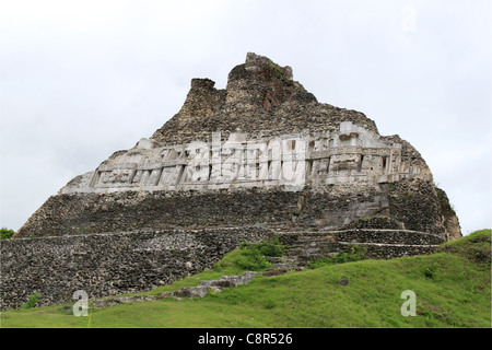 Ostseite des "El Castillo" Xunantunich, Cayo in San Jose, San Ignacio, Cayo, West Belize, Mittelamerika Stockfoto