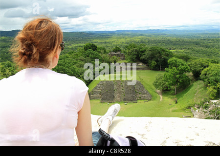 Blick auf Schloss Plätze von oben von "El Castillo", Xunantunich, San Jose, Cayo, San Ignacio, Cayo, West Belize, Mittelamerika Stockfoto