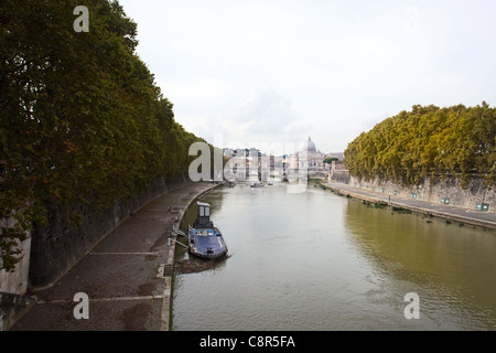 Blick auf den Petersdom von der Ponte Garibaldi, in Rom. Stockfoto