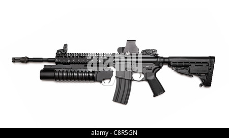 US-Spec Ops M4A1-Sturmgewehr mit RIS/RAS, Granatwerfer und taktische holographische Augen. Isoliert auf weißem Hintergrund. Stockfoto