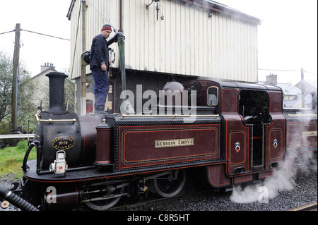 Merddin Emrys double Fairlie Dampf Lok Einnahme Wasser welsh Highland Railway wieder Eisenbahn Gwynedd wales Stockfoto