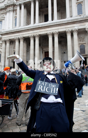 St. Pauls Cathedral, London, UK. 31.10.2011 LSX besetzen Demonstranten zeigen keine Anzeichen einer gibt nach Anfragen, die sie friedlich zu verlassen. Der Dekan der St. Pauls Cathedral, Rt Rev Graeme Knowles, trat angesichts der wachsenden Kontroversen über die Entscheidung, rechtliche Schritte gegen die Demonstranten zu montieren. Stockfoto