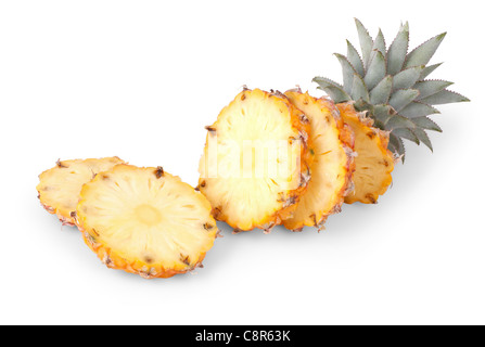 Schneiden Sie Baby Ananas isoliert auf weißem Hintergrund Stockfoto