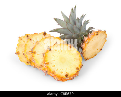 Schneiden Sie Baby Ananas isoliert auf weißem Hintergrund Stockfoto