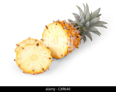 Schneiden Sie Baby Ananas isoliert auf weißem Hintergrund Stockfoto