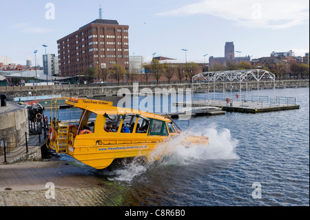 Yellow Duckmarine amphibische touristischen Fahrzeug Wasser Albert dock in Liverpool 2011 Stockfoto