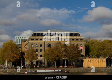 Das Arnolfini Arts Centre am Hafen in Bristol Stockfoto