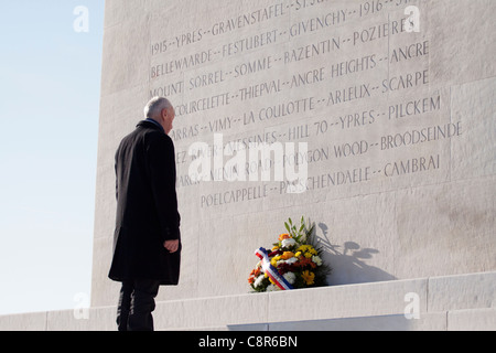 Eine Veteran zahlt seinen Respekt zum Gedenken an die Gefallenen des ersten und zweiten Weltkrieg am Canadian Memorial in Vimy Ridge Stockfoto