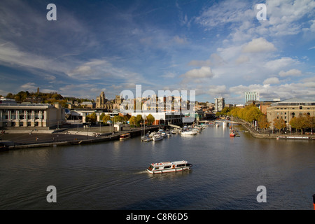 Blick auf Bristol schwimmenden Hafen mit der Stadt im Hintergrund und ein Flusstaxi auf das Wasser, das aus der M-Schuppen Stockfoto