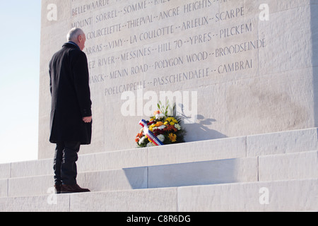 Eine Veteran zahlt seinen Respekt zum Gedenken an die Gefallenen des ersten und zweiten Weltkrieg am Canadian Memorial in Vimy Ridge Stockfoto