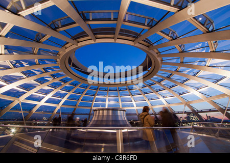 Reichstag Gebäude Dach Terasse Kuppel von Sir Norman Forster bei Dämmerung, Berlin, Deutschland, Europa Stockfoto