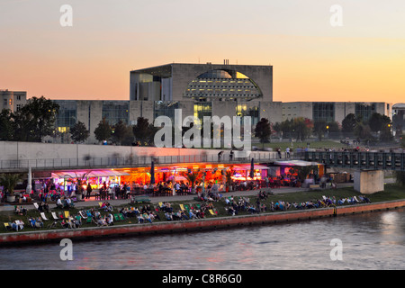 Berlin Zentrum Fluss Spree Hauptstadt Strandcafé, neuen Bundeskanzleramts Panorama Stockfoto