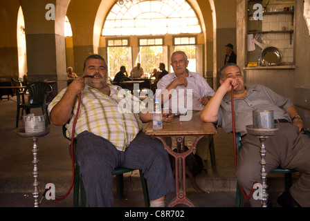 Männer rauchen Wasserpfeife (Shisha) im nördlichen Cafe Fahim, Tripoli, Libanon. Stockfoto