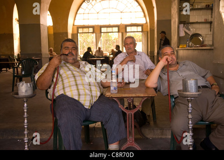 Männer rauchen Wasserpfeife (Shisha) im nördlichen Cafe Fahim, Tripoli, Libanon. Stockfoto