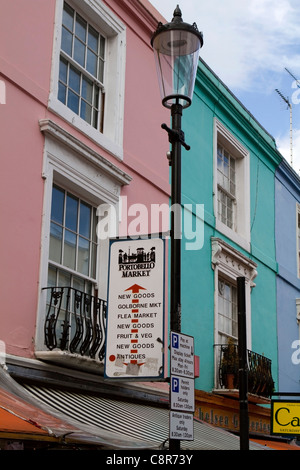 Bunte Häuser und Markt anmelden Portobello Road, London Stockfoto