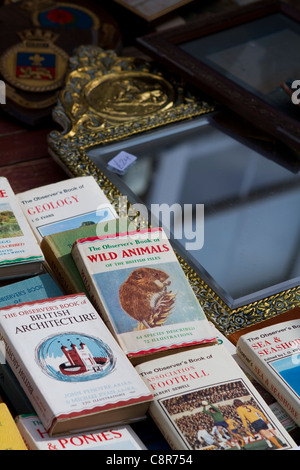 Beobachter-Bücher für den Verkauf in einem Geschäft in der Portobello Road, London Stockfoto