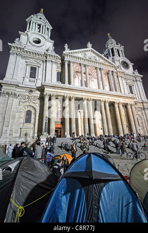 LONDON, UK - 30. Oktober 2011: "Besetzen London Stock Exchange" Demonstranten camping außerhalb St. Pauls Cathedral, London, England, UK Stockfoto