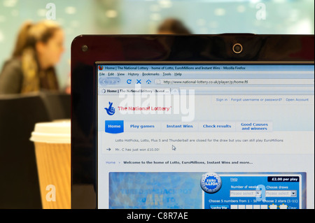Die National Lottery Website erschossen in einem Coffee-Shop-Umfeld (nur zur redaktionellen Verwendung: print, TV, e-Book und redaktionelle Webseite). Stockfoto