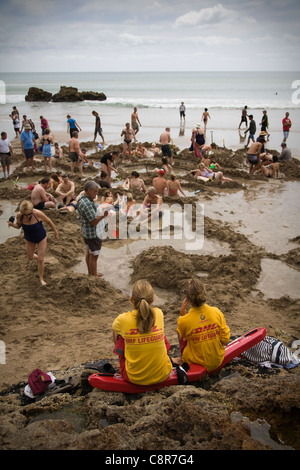 Touristen Graben nach Thermalquellen am Hot Water Beach, Neuseeland Stockfoto