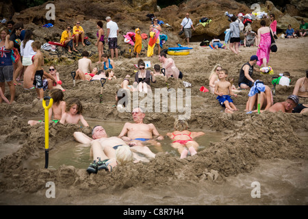 Touristen Graben nach Thermalquellen am Hot Water Beach, Neuseeland Stockfoto