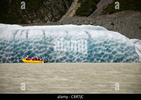 Touristen kommen in der Nähe von einem Eisberg in Tasman Terminal Gletschersee, Neuseeland Stockfoto