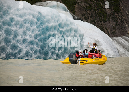 Touristen kommen in der Nähe von einem Eisberg in Tasman Terminal Gletschersee, Neuseeland Stockfoto