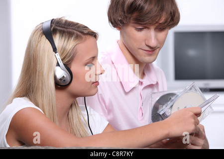 Teenager-Jungen und Mädchen saß zu Hause anhören von Musik Stockfoto