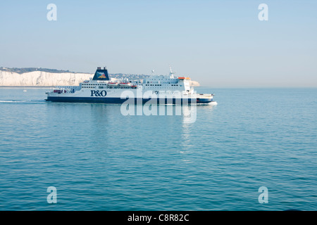 P & O Fähre, der Stolz von Burgund, verlassen Dover und den Kreidefelsen auf eine Überfahrt über den Kanal nach Frankreich, 2011 Stockfoto