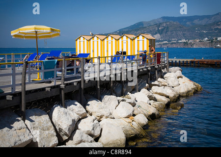 Strandhütten in Sorrent Stockfoto