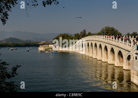 17 Bogenbrücke zu South Lake Insel auf Kunming See Summer Palace Beijing Volksrepublik China Stockfoto