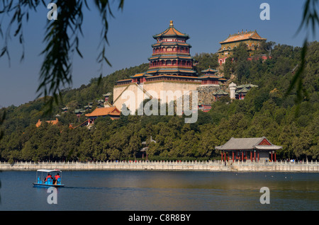 Paddel Bootsfahrer auf Kunming See mit buddhistischen Duft und das Meer der Weisheit Tempel im Summer Palace Beijing China Stockfoto