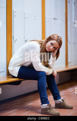 Porträt eines traurigen Studenten sitzen auf einer Bank Stockfoto