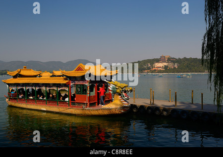 Drachen Boot Fähren am Kunming-See mit buddhistischen Tempeln auf Langlebigkeit Hill of Summer Palace Beijing Volksrepublik China Stockfoto