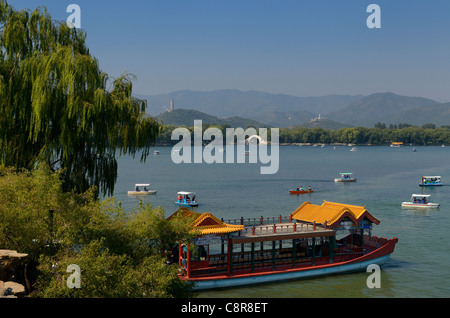 South Lake Insel Drachenboot Fähre mit Jade peak Pagode und Jade Belt Brücke im Summer Palace Beijing China Stockfoto