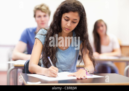 Studenten, die Notizen, während ihre Klassenkameraden hören Stockfoto