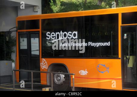 Gelbe Linie-Bus, der die Insel Schaltungen jede halbe Stunde besuchen alle touristischen Destinationen, Sentosa Island, Singapur Stockfoto